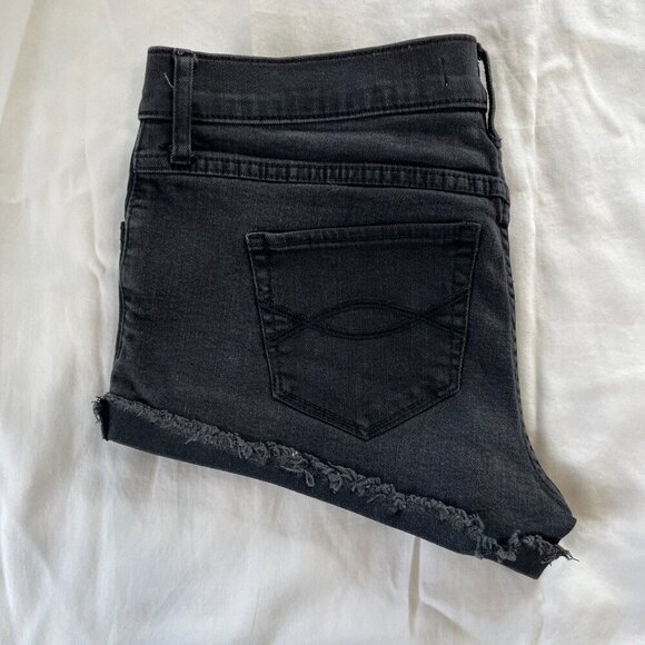 Abercrombie & Fitch Black Low Rise Fringe Cuff Denim Jean Shorts | Size 2/26 - Picture 5 of 5